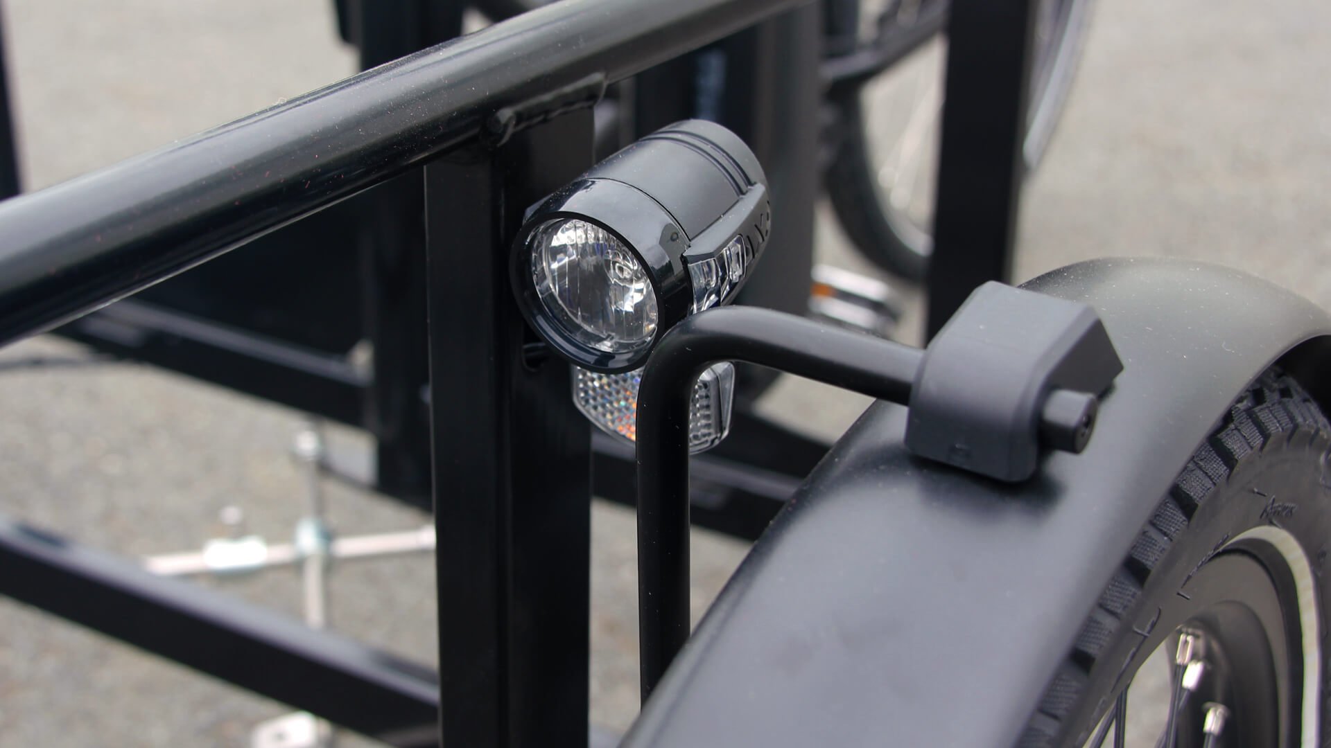 Les phares avant sont fxés sur les garde-boues de part et d'autre de la plateforme avant 