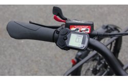 La console avec écran LCD fixée près de la poignée gauche