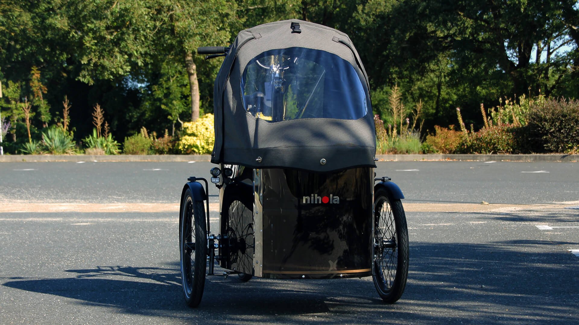 La capote de pluie est disponible en 5 coloris (dont le gris ici présent)