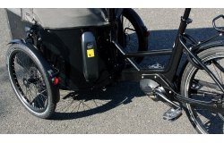 Sur la version Shimano, la batterie 504 Wh est fixée à l'arrière de la malle, au plus près du moteur pédalier