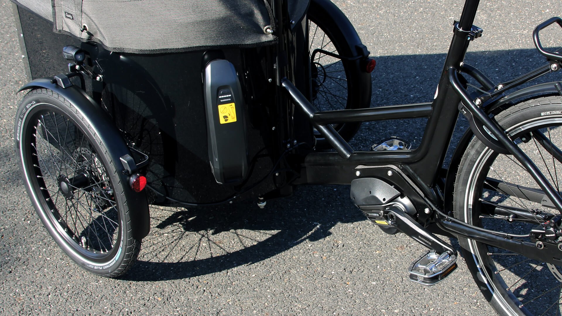 Sur la version Shimano, la batterie 504 Wh est fixée à l'arrière de la malle, au plus près du moteur pédalier