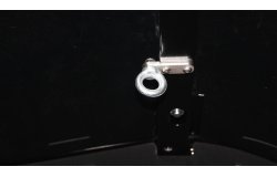 Gros plan sur l'anneau de maintien fixé à l'intérieur de la malle