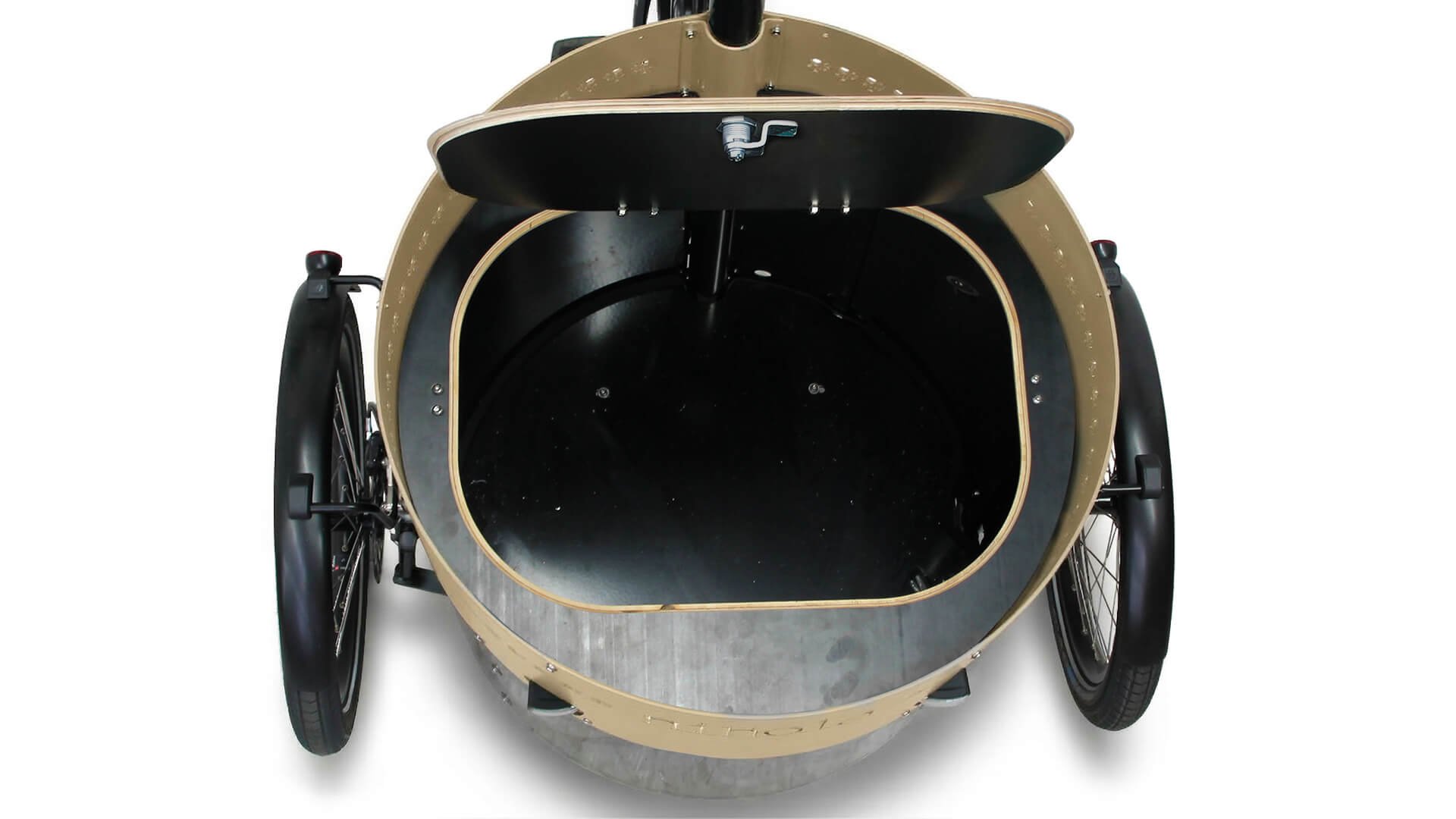 Une fois le couvercle ouvert, vous accédez à un espace de rangement sécurisé de 150 litres