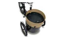 Vue plongeante sur le coffre verrouillable au sein de la malle