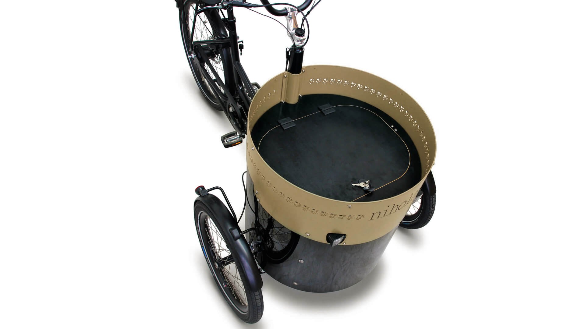 Vue plongeante sur le coffre verrouillable au sein de la malle