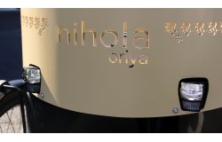 Gros plan sur la réhausse en aluminium couleur bveige (RAL 1001)