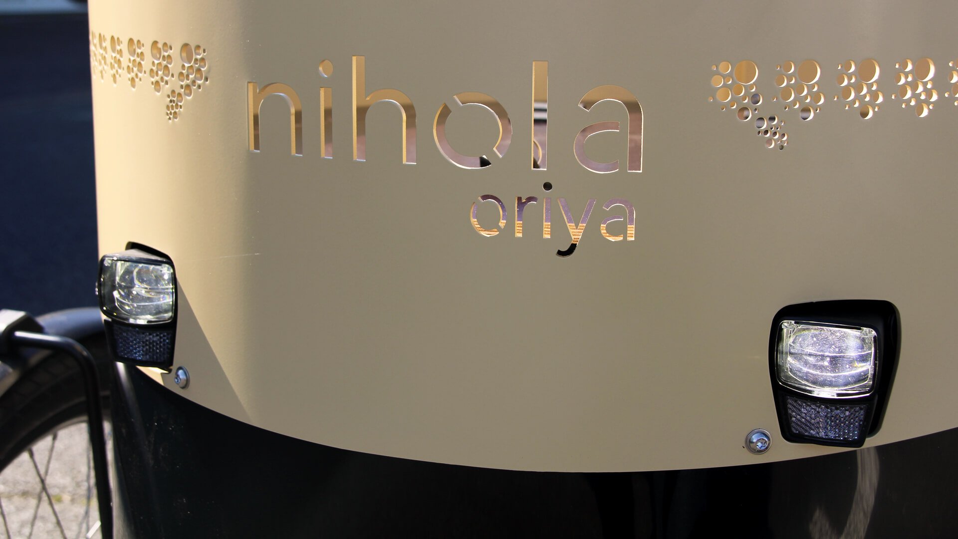 Gros plan sur la réhausse en aluminium couleur bveige (RAL 1001)