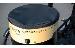 La bâche imperméable et détachable conçue sur-mesure pour le triporteur Oriya 