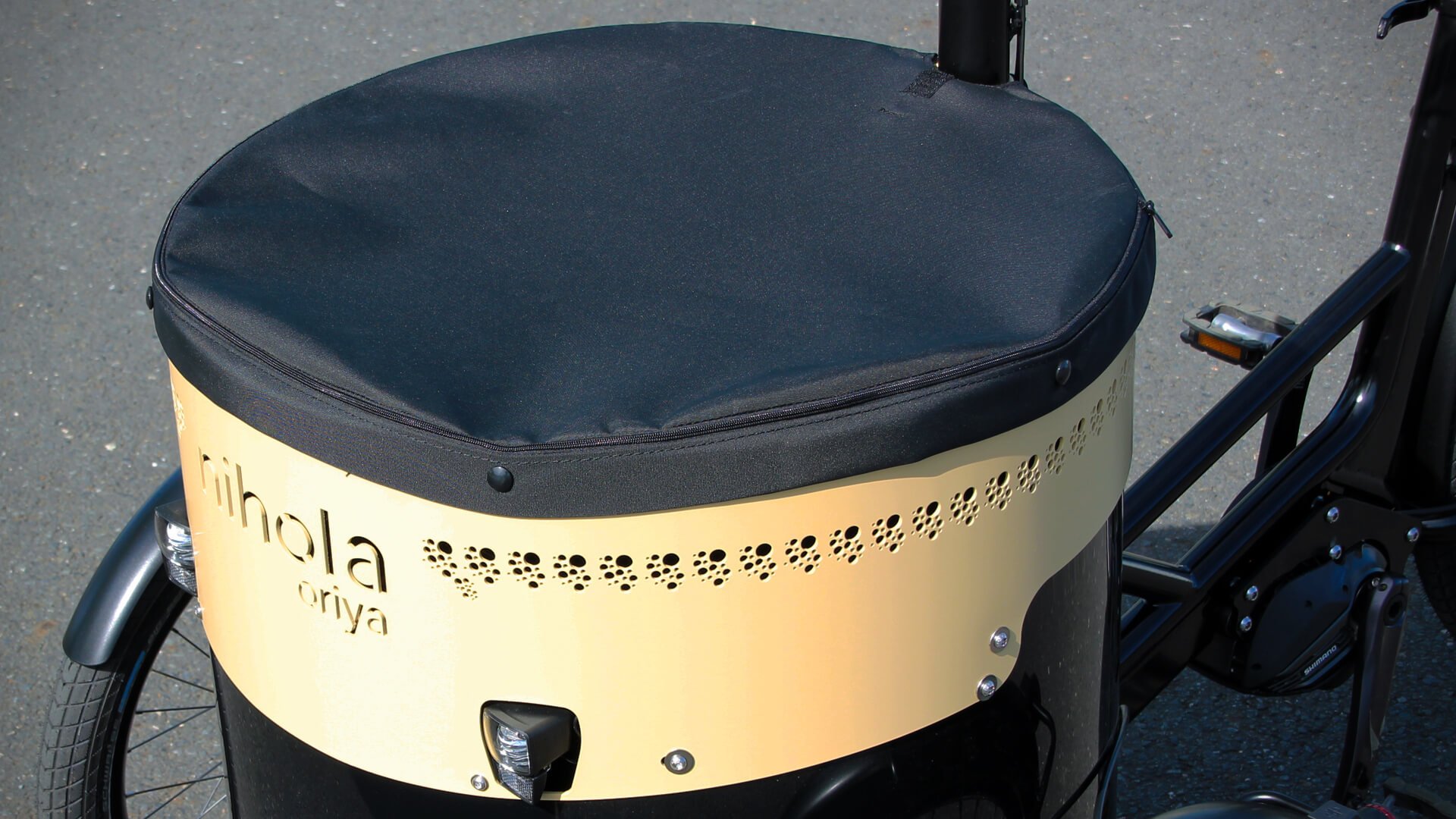 La bâche imperméable et détachable conçue sur-mesure pour le triporteur Oriya 