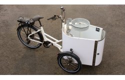 Vue en plongée sur un modèle avec porte avan stickée