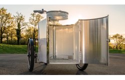 La malle est équipée d'une porte avant en aluminium verrouillable