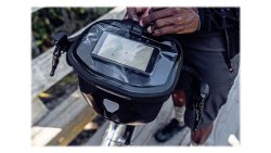 Compartiment transparent sur le couvercle pour smartphones, GPS, cartes, etc