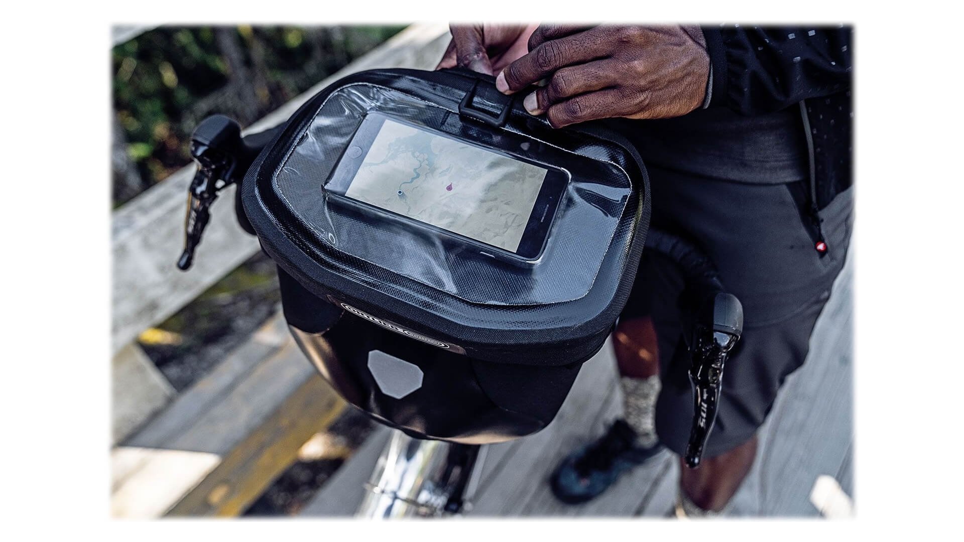 Compartiment transparent sur le couvercle pour smartphones, GPS, cartes, etc
