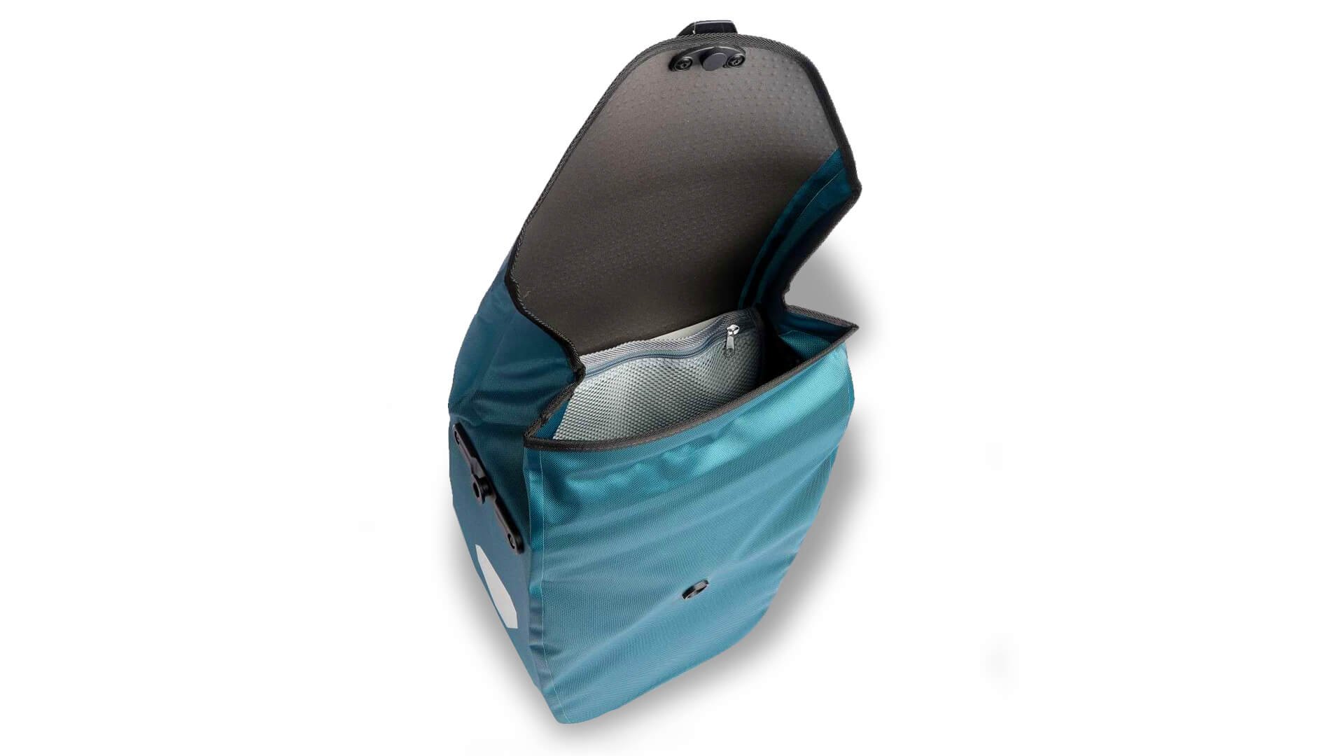 La sacoche offre une grand capacité de 18 litres
