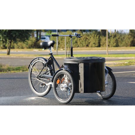 Triporteur NIHOLA LOW avec bâche de protection sur la malle avant Triporteur NIHOLA LOW avec bâche de protection sur la malle avant