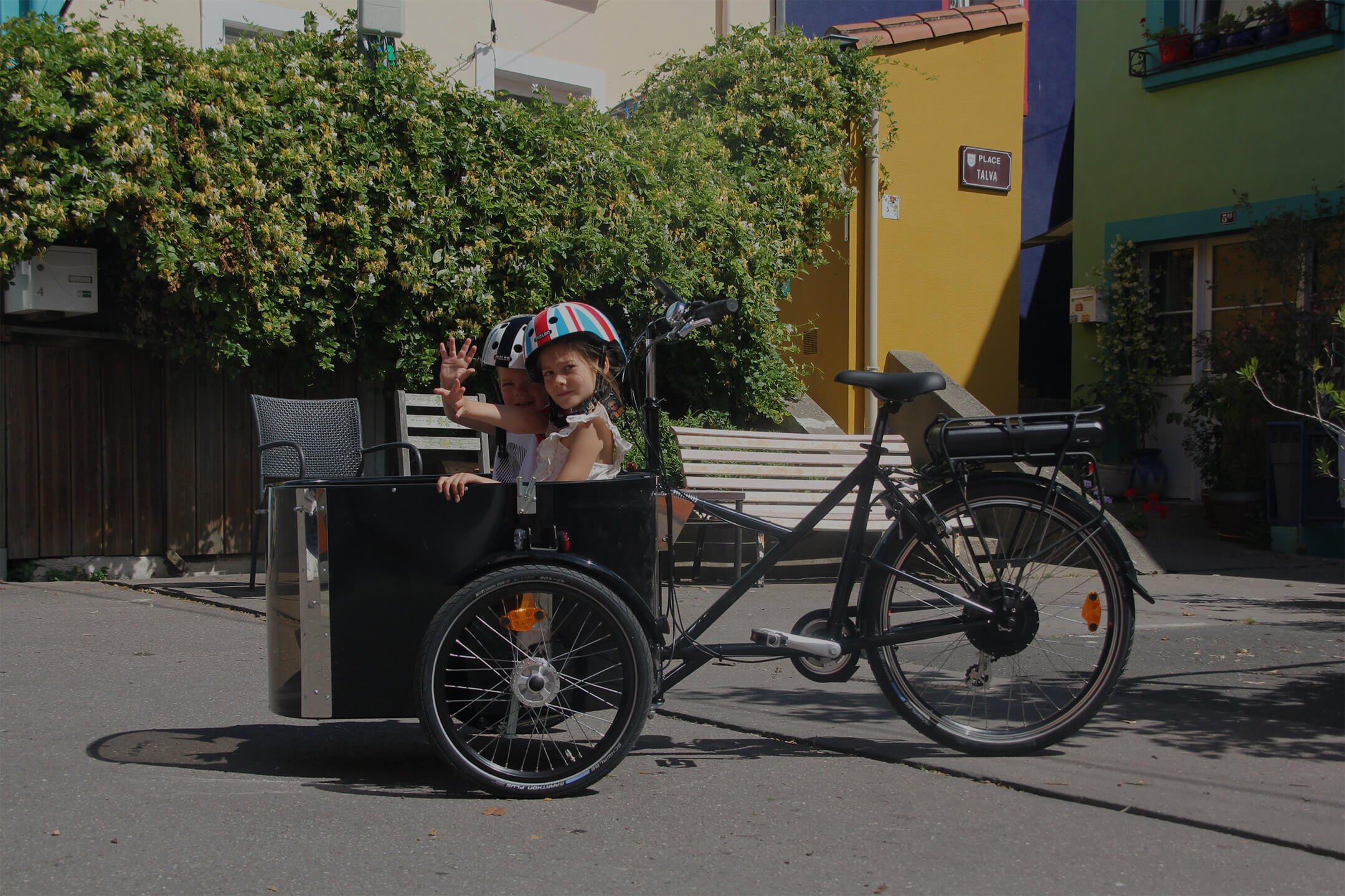 Bâche noire pour triporteur Nihola - Magasins de vélos électriques