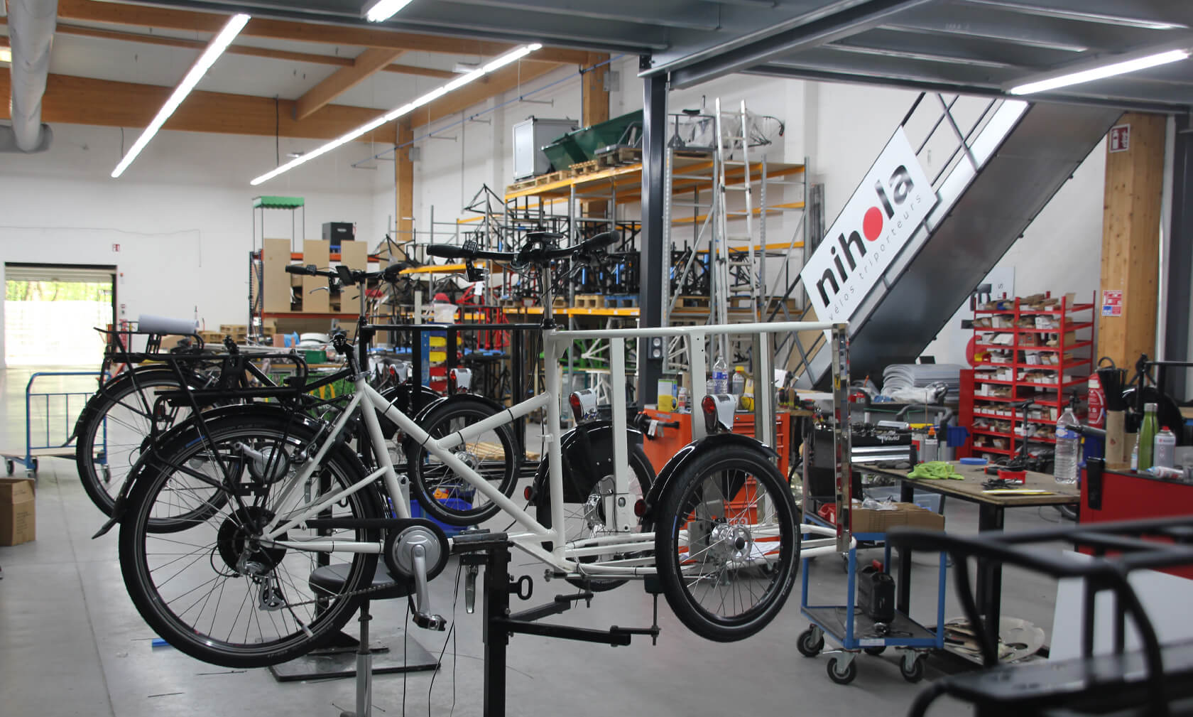 vélos triporteurs NIHOLA en cours d'assemblage