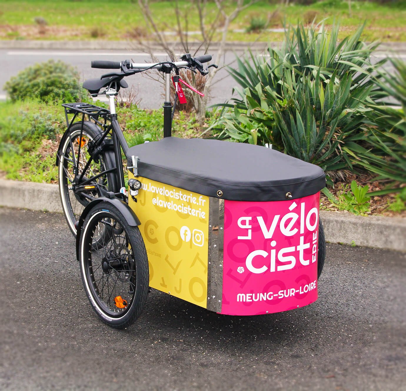 Triporteur électrique CARGO Family avec assistance pédalier aux couleurs de la Vélocisterie